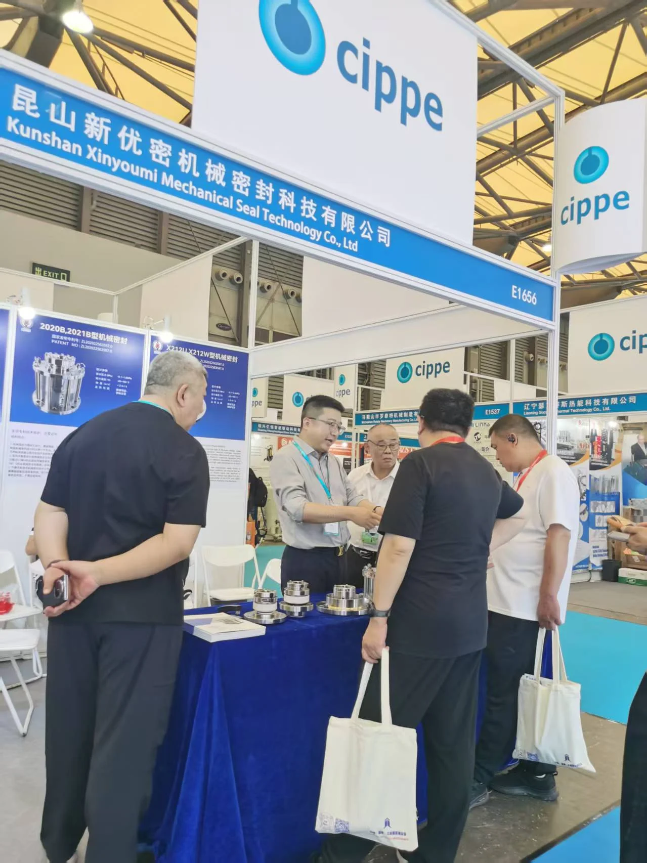 Kunshan Xinyoumi Mechanical Seal team presents mechanical seal products to visitors at the cippe exhibition booth